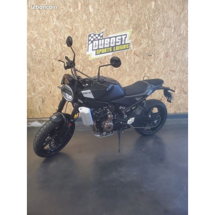 Husqvarna 801 svartpilen 2024 - 130 kms 